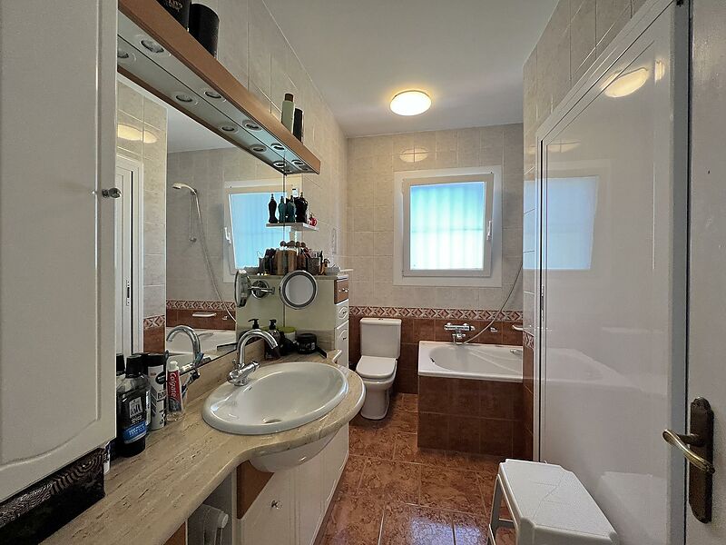 Villa mit separatem Apartment, Pool und Panoramablick auf das Meer in Calonge