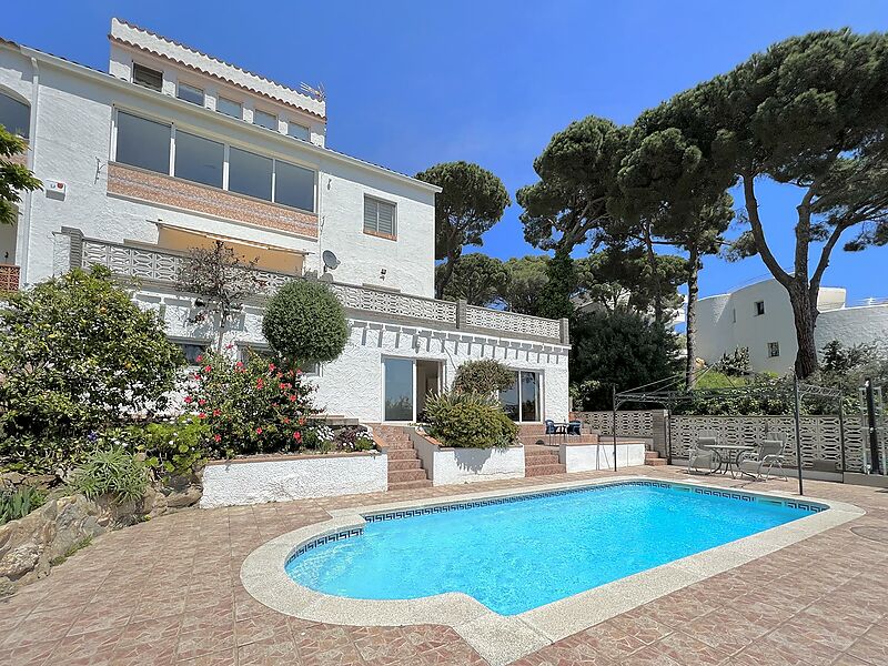 Villa mit separatem Apartment, Pool und Panoramablick auf das Meer in Calonge