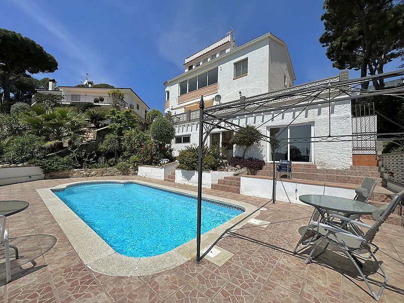Villa mit separatem Apartment, Pool und Panoramablick auf das Meer in Calonge