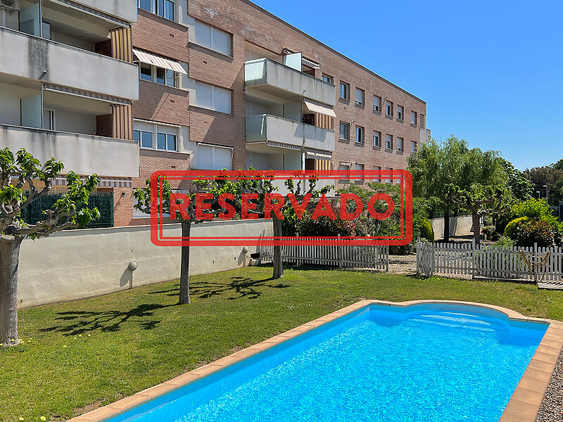 Bright 4-bedroom apartment in perfect condition with parking and communal pool in the center of Calonge