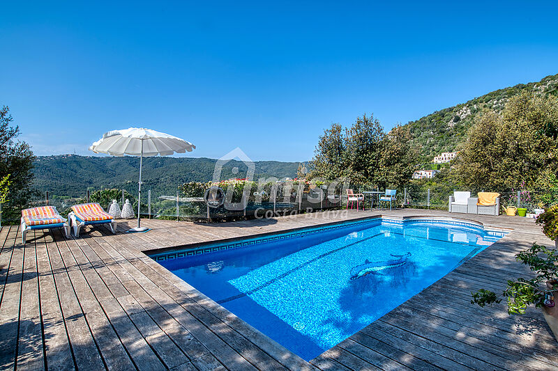 Acollidora i àmplia casa amb piscina i jardí a Calonge, ideal per a 2 famílies