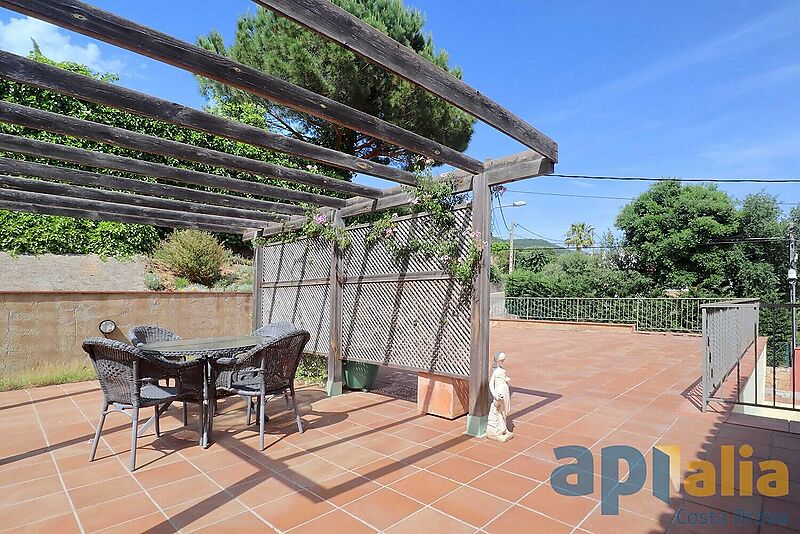 House ready to move into in the lower area in Roca de Malvet, Girona