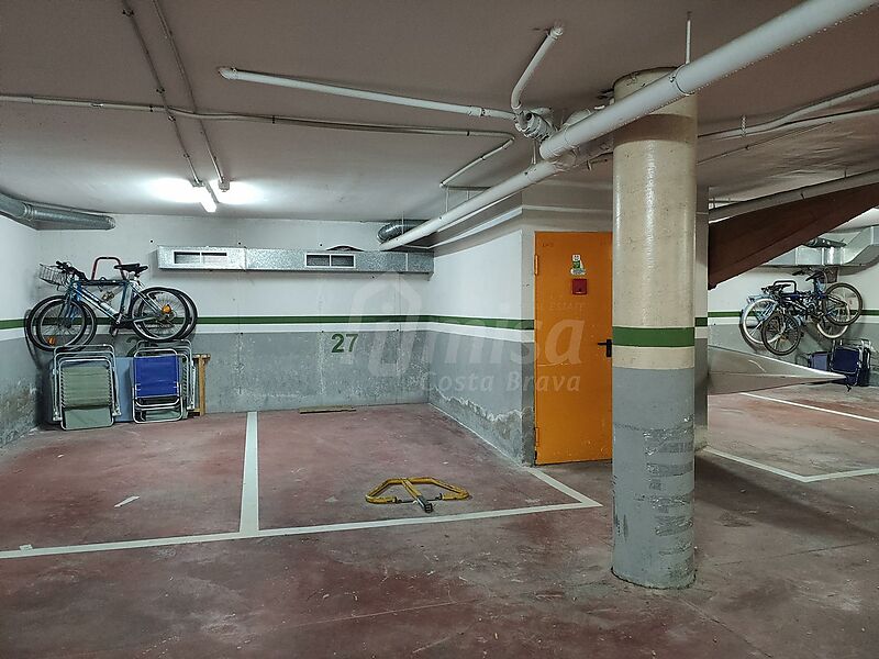 Una plaza de aparcamiento cubierto en el garaje en calle Monestir 6 en Sant Antoni de Calonge