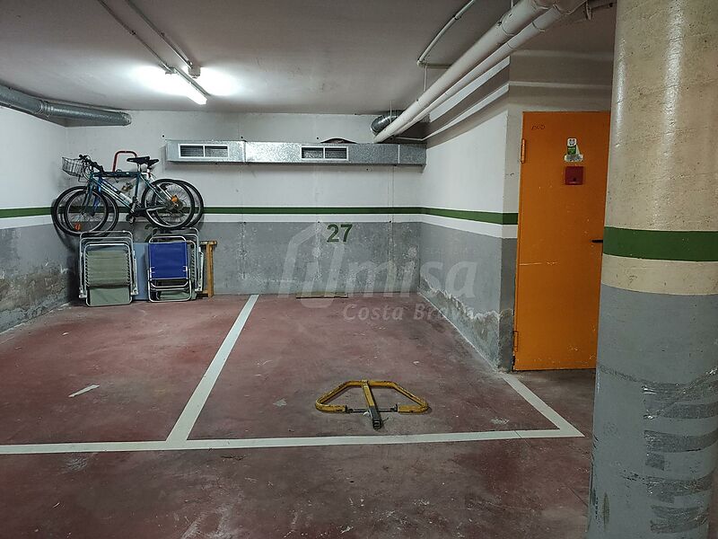 Una plaça d'aparcament cobert al garatge al carrer Monestir 6 a Sant Antoni de Calonge