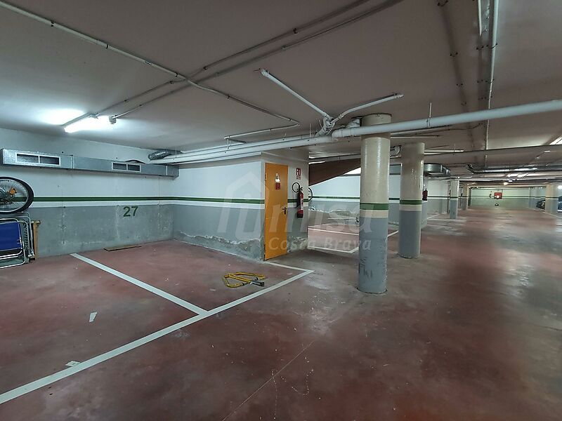 Ein überdachter Parkplatz in der Garage in der Calle Monestir 6 in Sant Antoni de Calonge