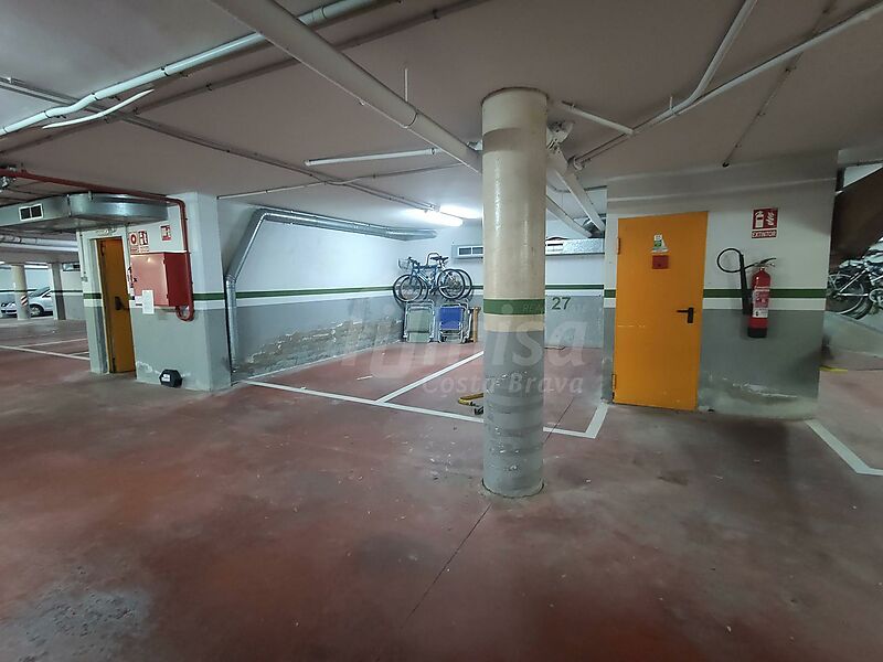 Una plaza de aparcamiento cubierto en el garaje en calle Monestir 6 en Sant Antoni de Calonge