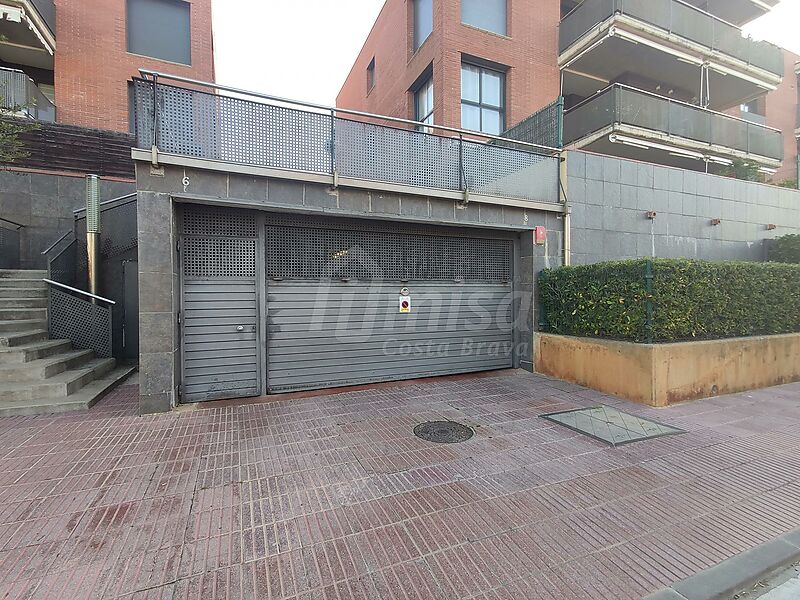 Una plaza de aparcamiento cubierto en el garaje en calle Monestir 6 en Sant Antoni de Calonge