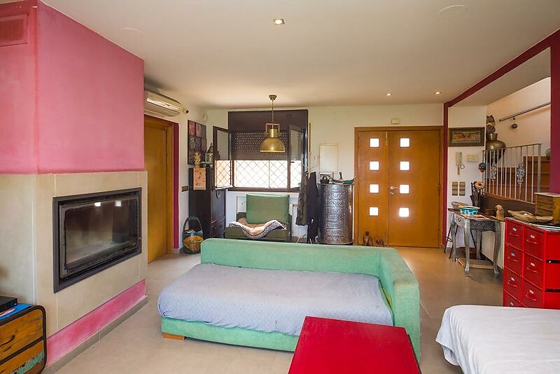 Beautiful house with sea and mountain views in Vall Llobrega