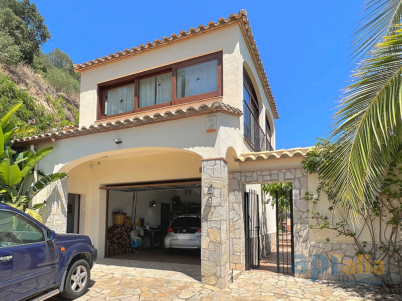 Fantastic 6-bedroom villa with mountain views and pool and independent studio