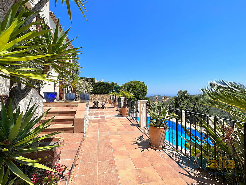 Fantastique villa de 6 chambres avec vue sur la montagne et piscine et studio indépendant
