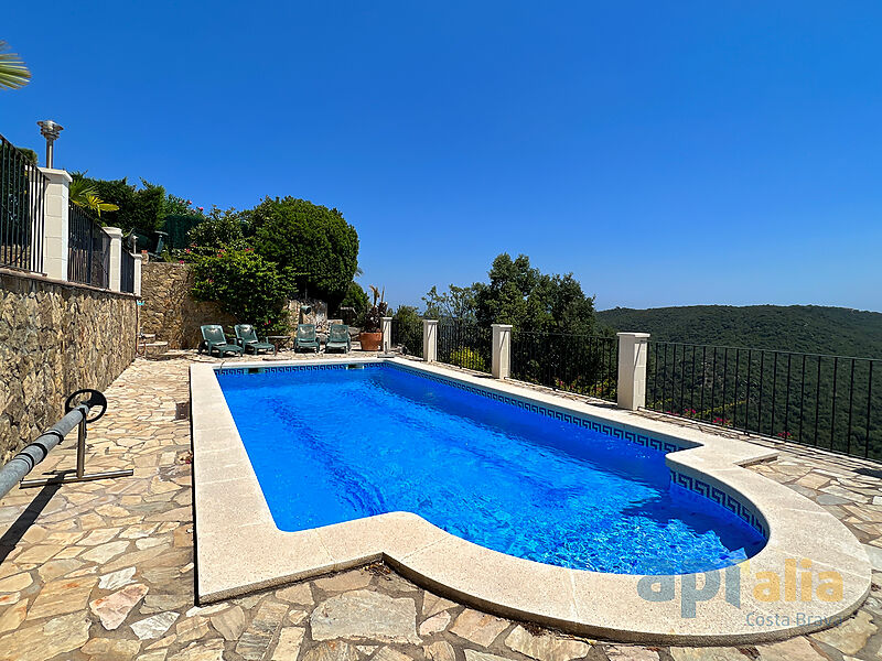 Fantastic 6-bedroom villa with mountain views and pool and independent studio