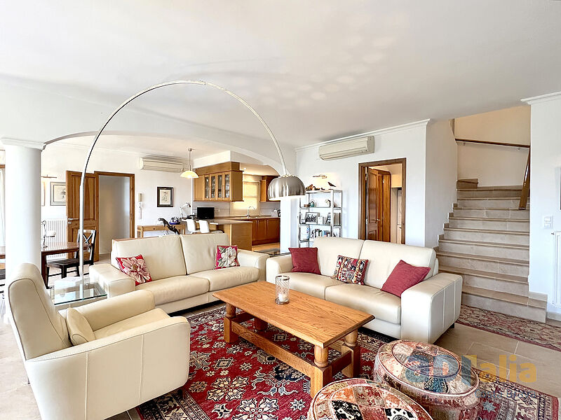 Fantastic 6-bedroom villa with mountain views and pool and independent studio