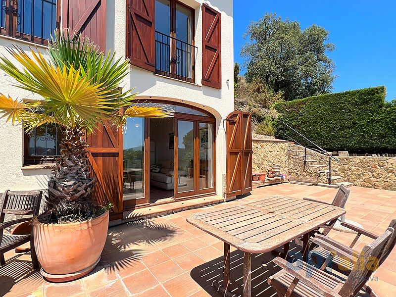 Fantastique villa de 6 chambres avec vue sur la montagne et piscine et studio indépendant