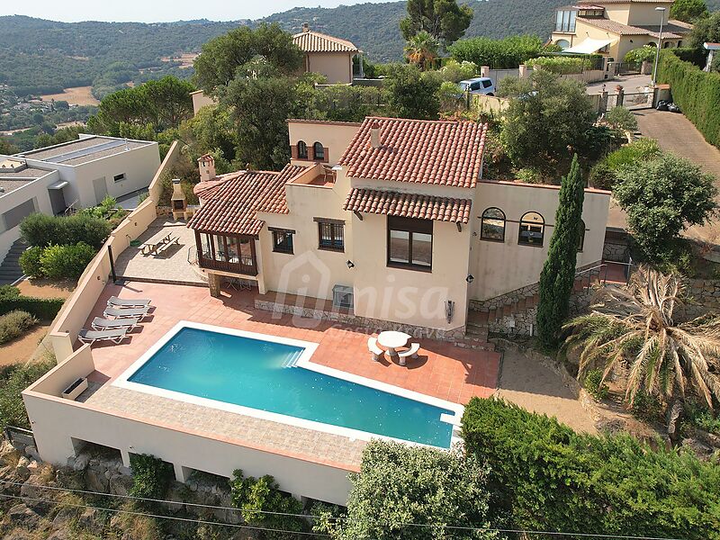 Ein prächtiges Haus mit Aussicht und einem sehr privaten Pool in einer ruhigen Umgebung