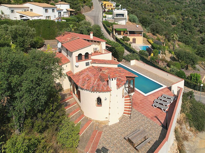 Ein prächtiges Haus mit Aussicht und einem sehr privaten Pool in einer ruhigen Umgebung