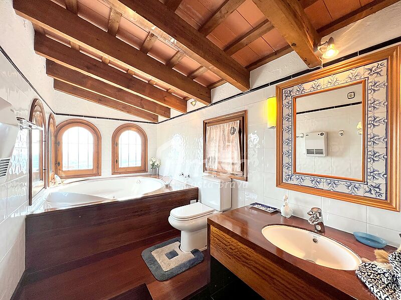 Ein prächtiges Haus mit Aussicht und einem sehr privaten Pool in einer ruhigen Umgebung