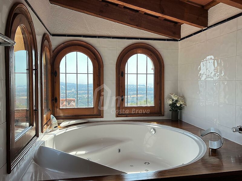 Ein prächtiges Haus mit Aussicht und einem sehr privaten Pool in einer ruhigen Umgebung