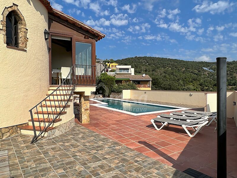 Ein prächtiges Haus mit Aussicht und einem sehr privaten Pool in einer ruhigen Umgebung