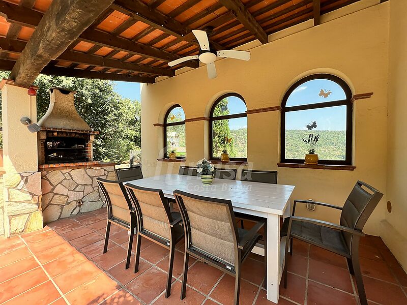 Ein prächtiges Haus mit Aussicht und einem sehr privaten Pool in einer ruhigen Umgebung