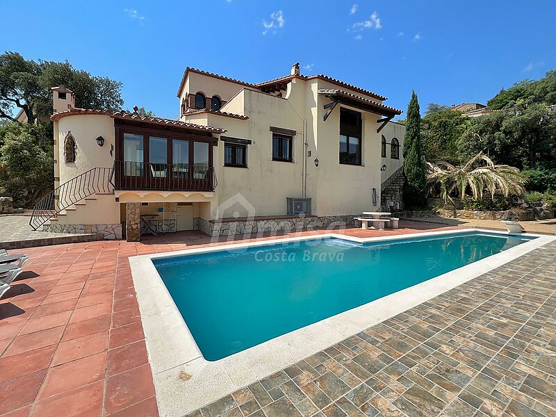 Ein prächtiges Haus mit Aussicht und einem sehr privaten Pool in einer ruhigen Umgebung
