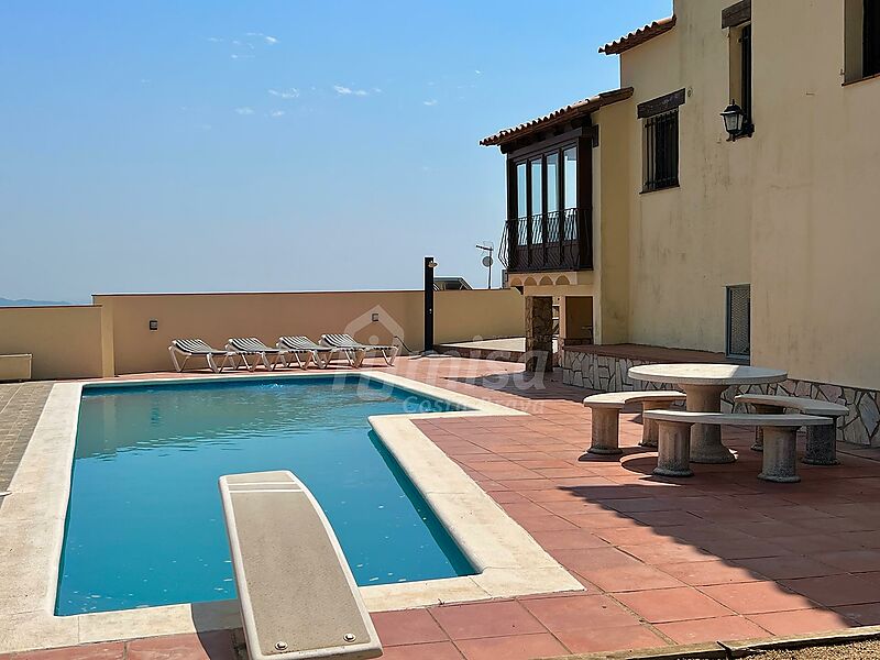 Ein prächtiges Haus mit Aussicht und einem sehr privaten Pool in einer ruhigen Umgebung