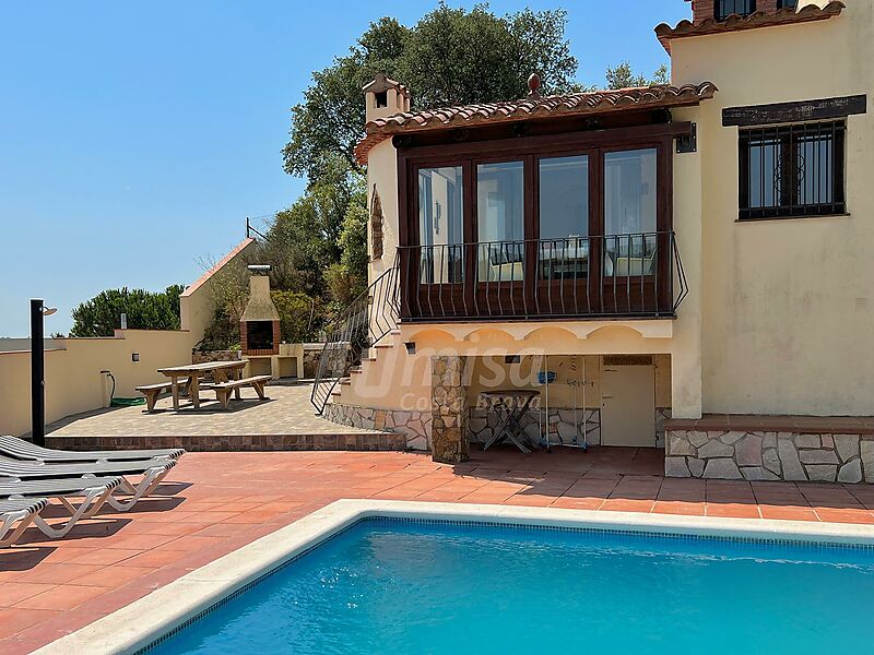 Magnifique maison avec vue et une piscine très privée dans un environnement calme