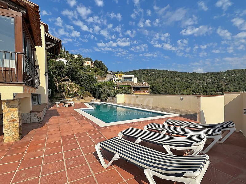 Ein prächtiges Haus mit Aussicht und einem sehr privaten Pool in einer ruhigen Umgebung