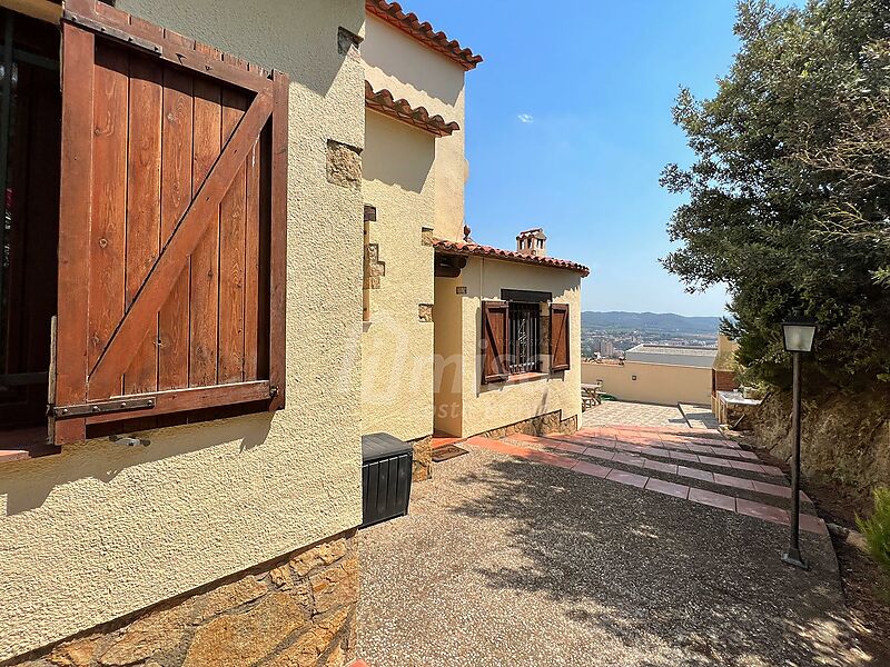 Ein prächtiges Haus mit Aussicht und einem sehr privaten Pool in einer ruhigen Umgebung