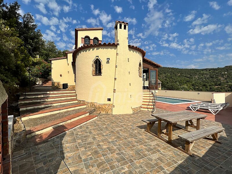 Ein prächtiges Haus mit Aussicht und einem sehr privaten Pool in einer ruhigen Umgebung