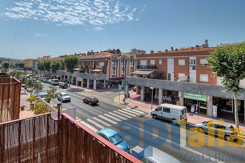 Apartment in der Avinguda Cataluña, im Herzen des Einkaufszentrums und 150 m vom Strand entfernt