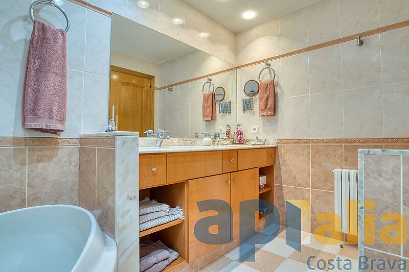 Apartment in der Avinguda Cataluña, im Herzen des Einkaufszentrums und 150 m vom Strand entfernt
