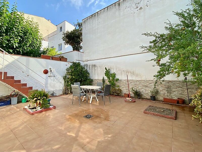 HOUSE WITH LARGE TERRACE AND LARGE GARAGE