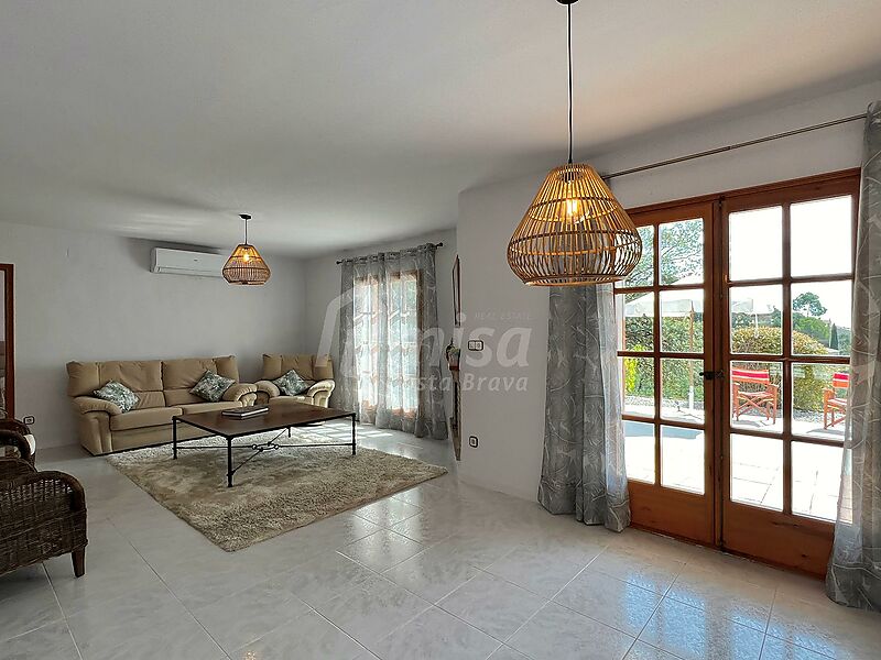 Completely renovated house with pool and views and in a quiet environment