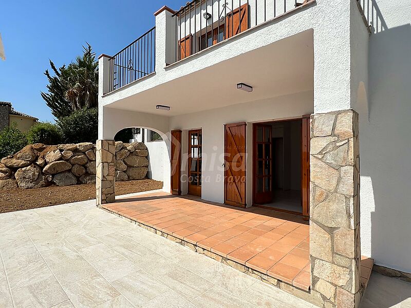 Casa completamente renovada con vistas, piscina y en entorno tranquilo