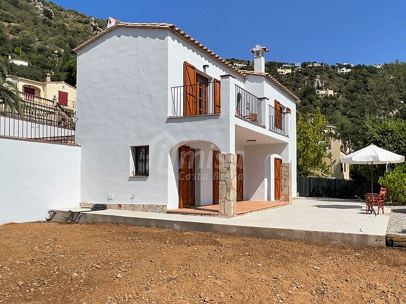 Completely renovated house with pool and views and in a quiet environment