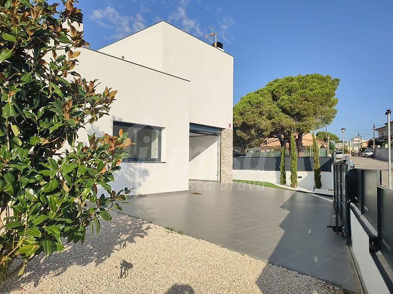 Great home with swimming pool and garden close to Palamós