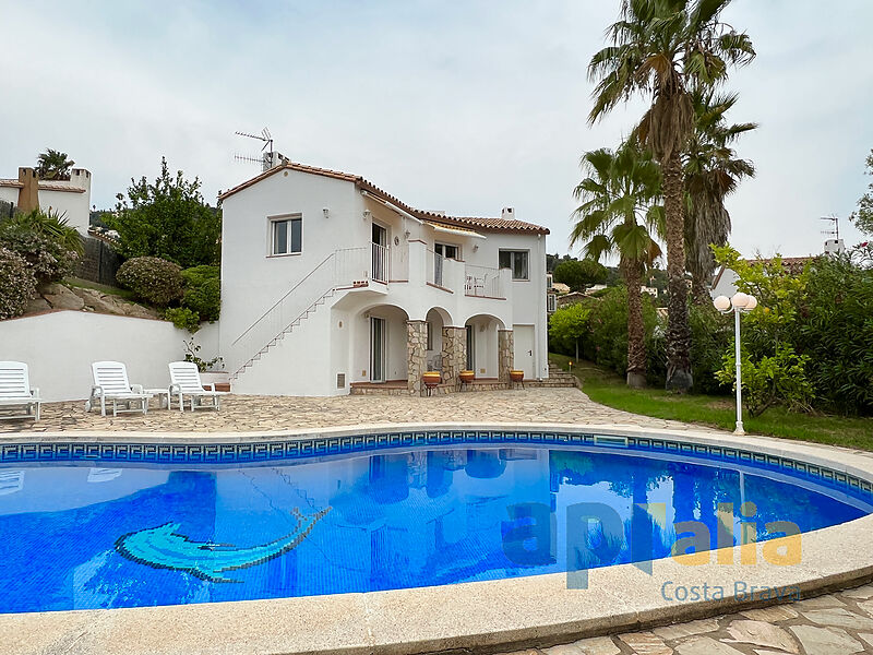 Дом в средиземноморском стиле с садом и бассейном в Калонже