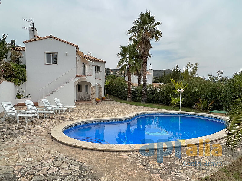 Ein mediterranes Haus mit Garten und Pool in einer ruhigen Gegend von Calonge