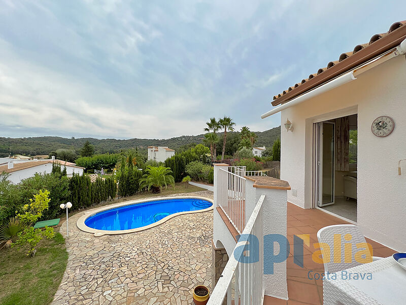 A Mediterranean-style 3-bedroom house with garden and pool in a quiet area of Calonge
