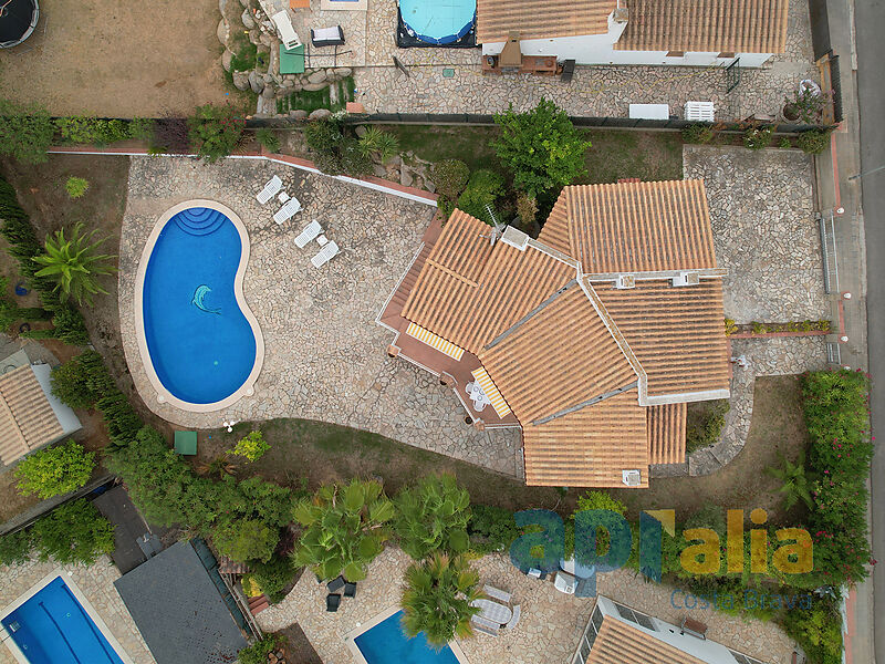 Дом в средиземноморском стиле с садом и бассейном в Калонже