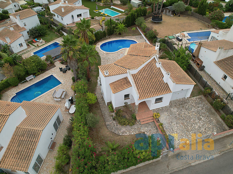Una casa mediterrània de 3 habitacions amb jardí i piscina a Calonge