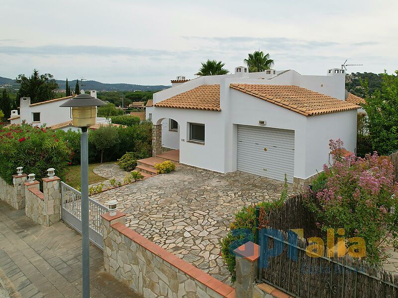 Una casa mediterrània de 3 habitacions amb jardí i piscina a Calonge