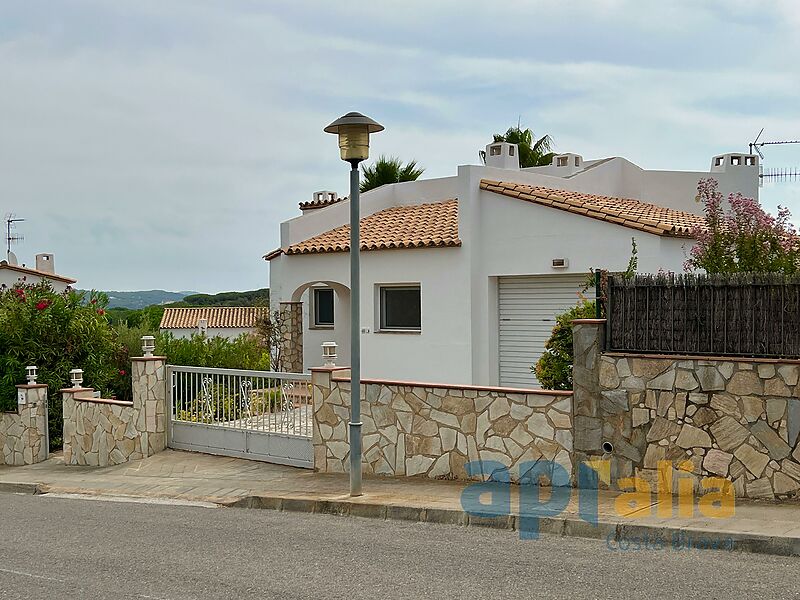 A Mediterranean-style 3-bedroom house with garden and pool in a quiet area of Calonge