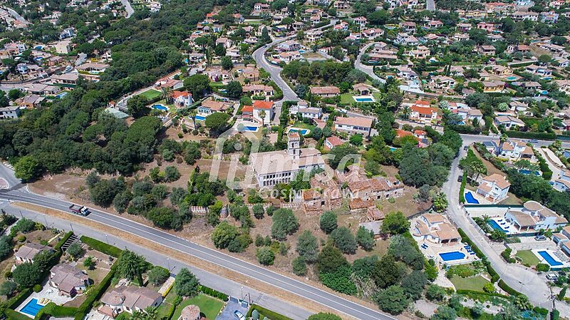 Precioso castillo del siglo XIX a 3 km de la playa y con 11.000 m2 en Calonge