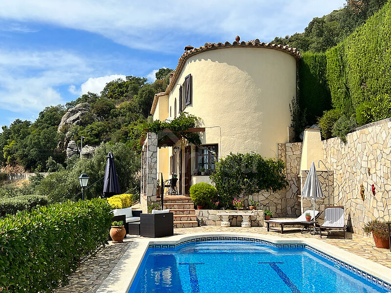 Casa única amb piscina i vistes al mar i muntanya
