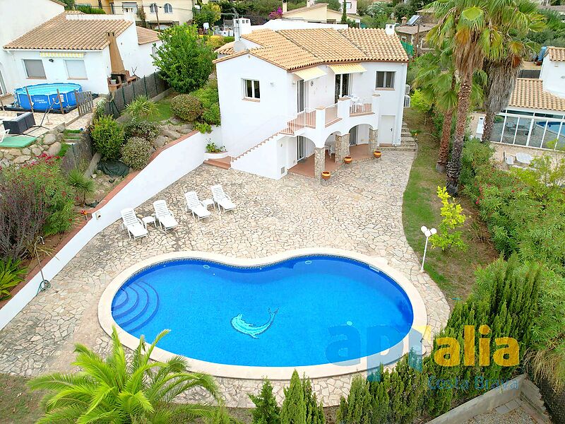 Ein mediterranes Haus mit Garten und Pool in einer ruhigen Gegend von Calonge