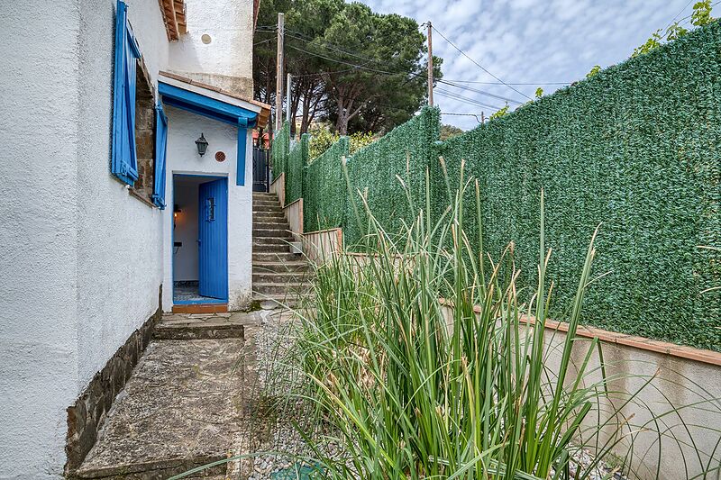 Preciosa casa de estilo mediterráneo con varias terrazas y jardín en la zona baja de Mas Ambros, cerca del centro de Calonge.