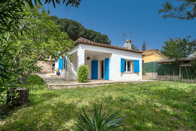 Preciosa casa d'estil mediterrani amb diverses terrasses i jardí a la zona baixa de Mas Ambros, prop del centre de Calonge.
