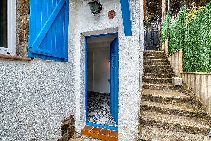 Ein schönes Haus im mediterranen Stil mit mehreren Terrassen und einem Garten im unteren Bereich von Mas Ambros, nahe dem Zentrum von Calonge.