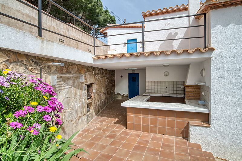 Preciosa casa d'estil mediterrani amb diverses terrasses i jardí a la zona baixa de Mas Ambros, prop del centre de Calonge.